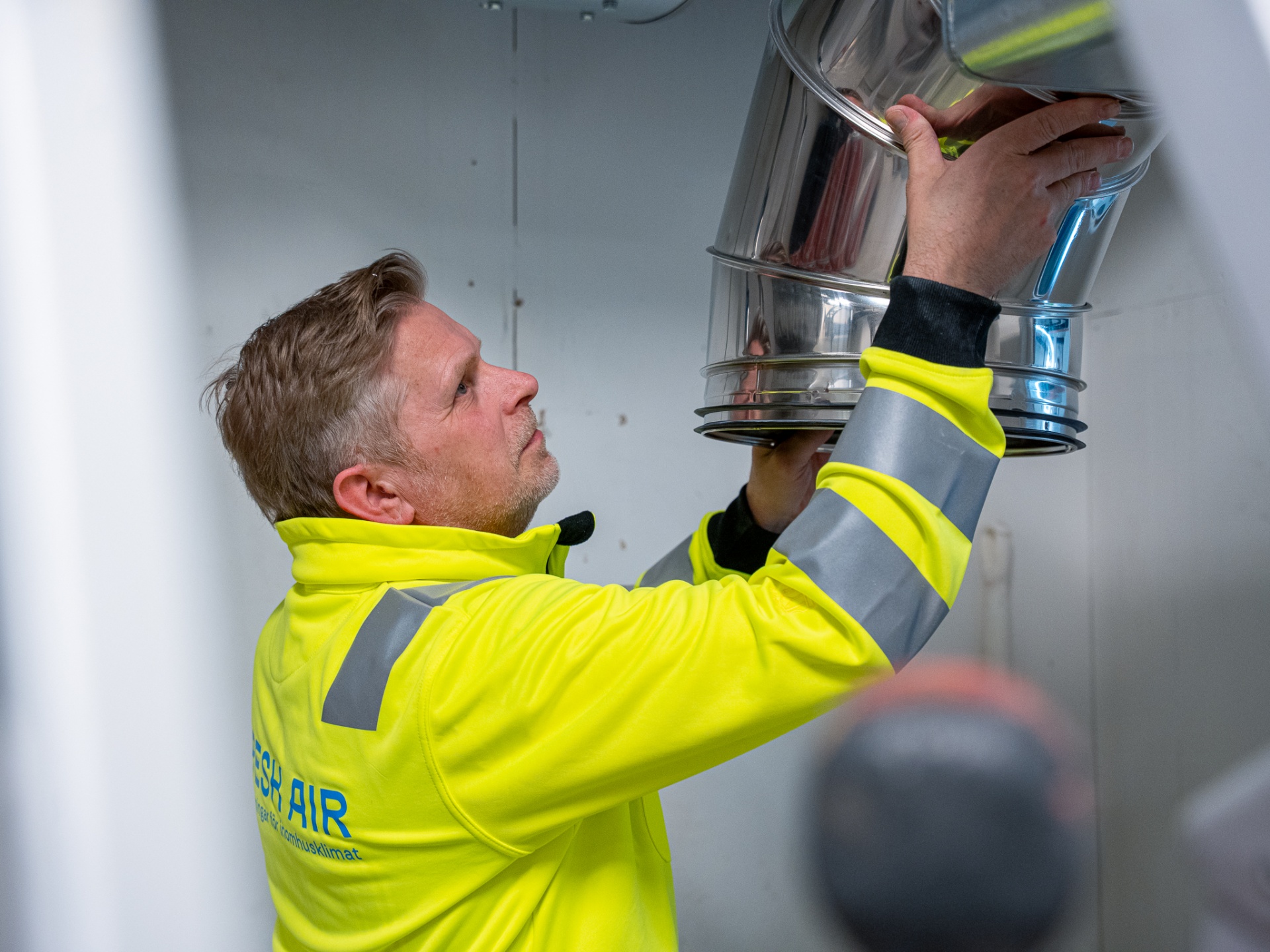 Fresh Air-tekniker installerar ventilationskanaler
